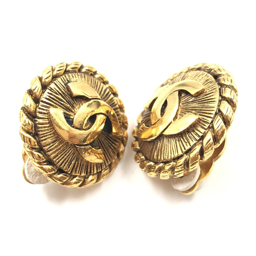 Orecchini a clip Chanel placcati oro con logo CC