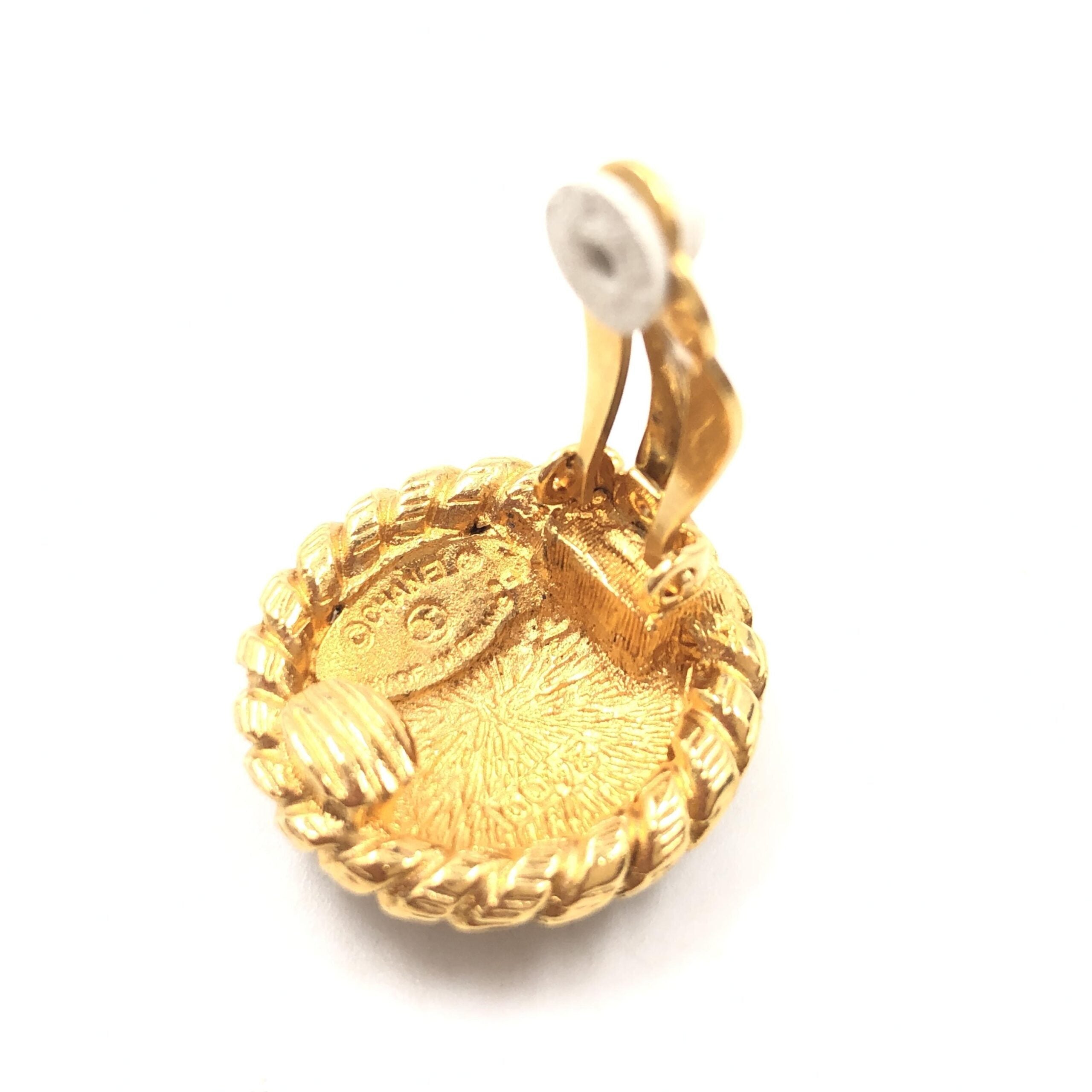 Orecchini a clip Chanel placcati oro con logo CC