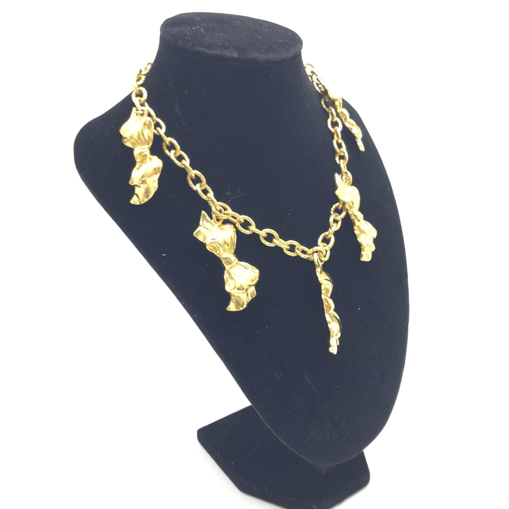 Collana a catena placcata oro Chanel con ciondoli a fiocco