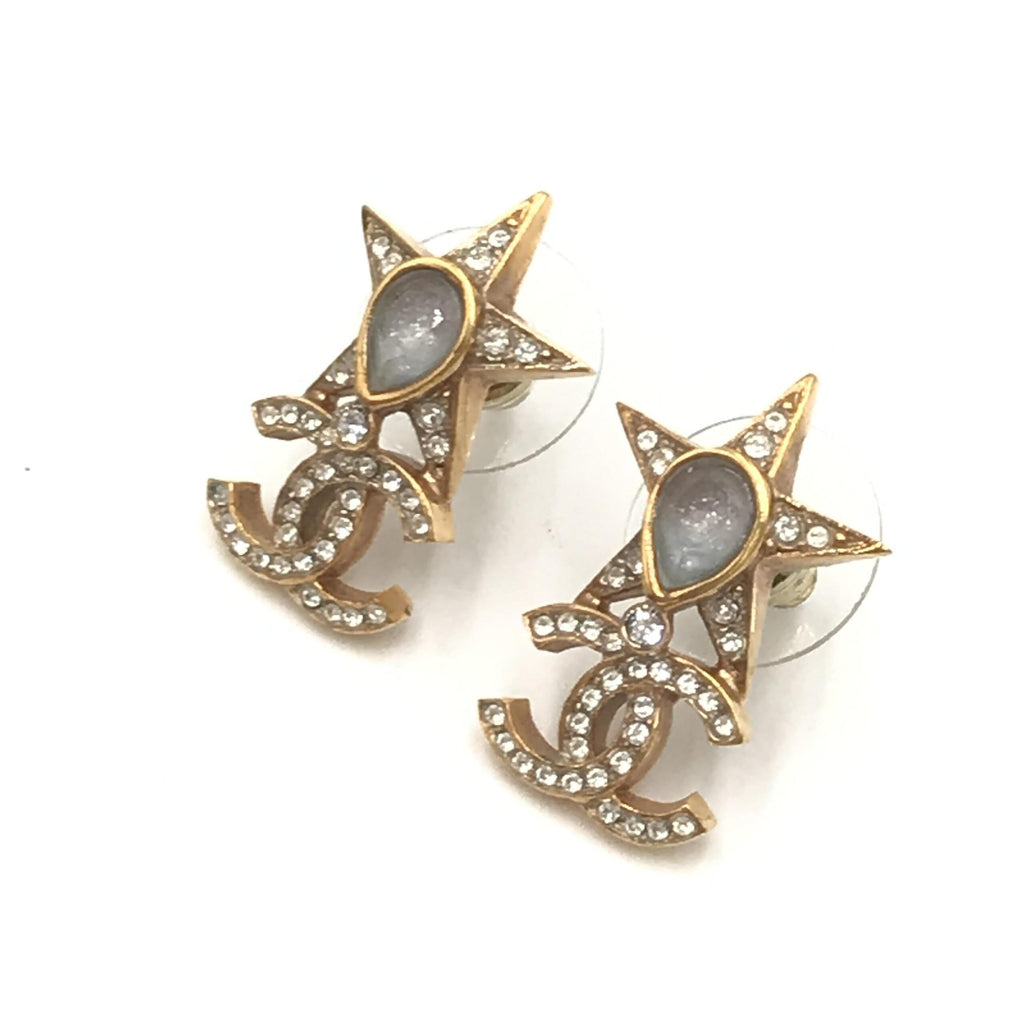 Orecchini Chanel placcati oro con stella, logo Coco e strass