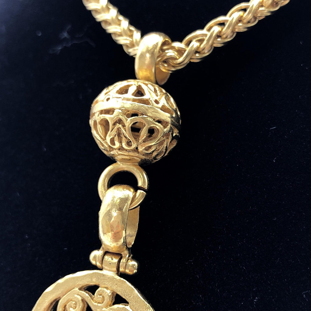 Collana Chanel placcata oro con logo Coco