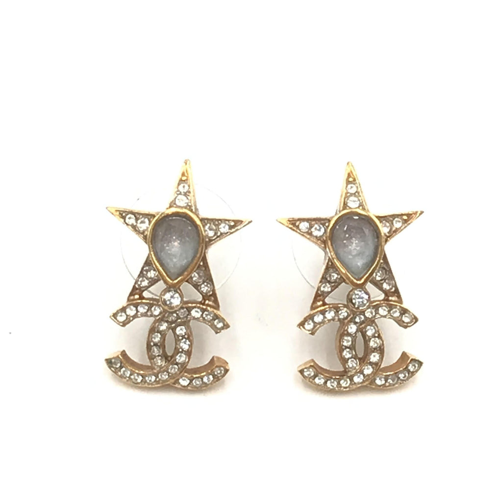 Orecchini Chanel placcati oro con stella, logo Coco e strass