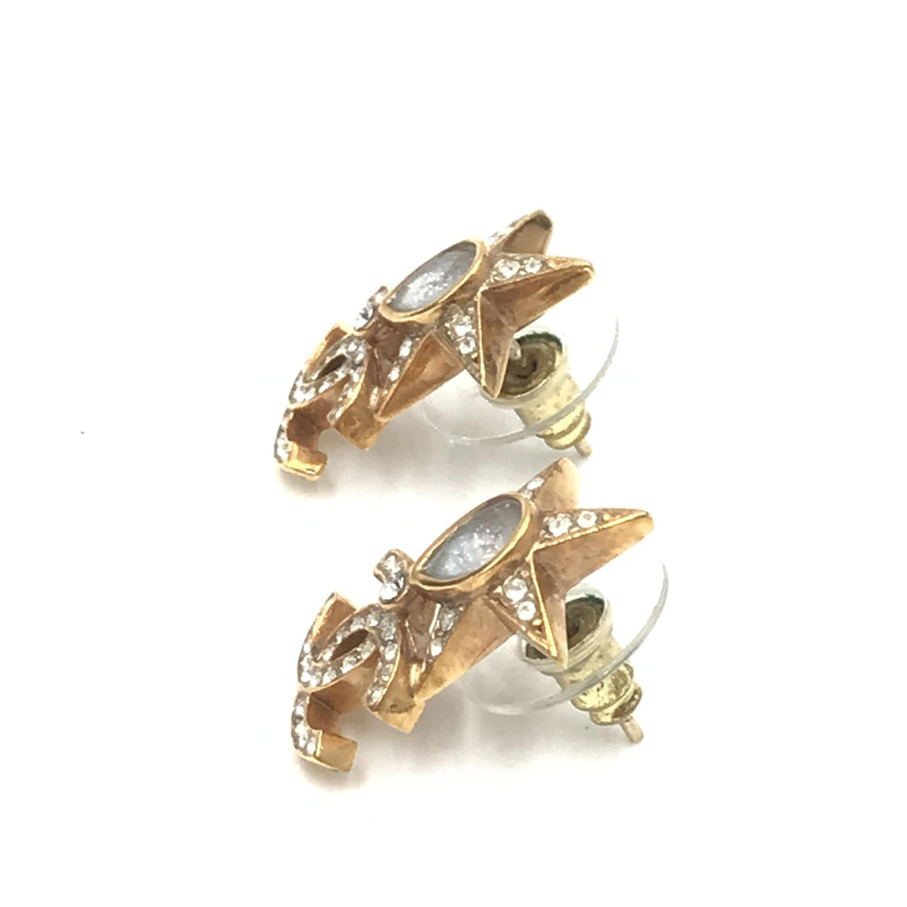 Orecchini Chanel placcati oro con stella, logo Coco e strass