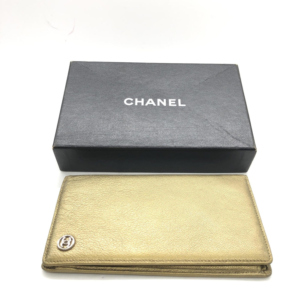 Portafoglio a soffietto in pelle di caviale color oro Chanel
