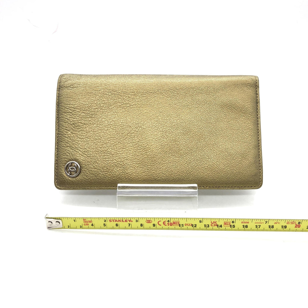 Portafoglio a soffietto in pelle di caviale color oro Chanel