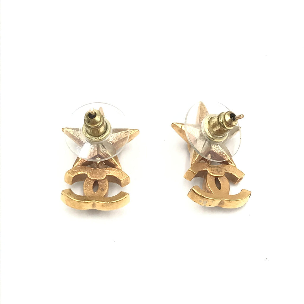 Orecchini Chanel placcati oro con stella, logo Coco e strass