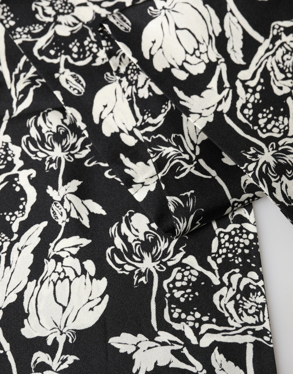 Sciarpa in Seta Nera Bianca con Stampa Floreale e Frange Dolce & Gabbana 136cm X 15.5cm