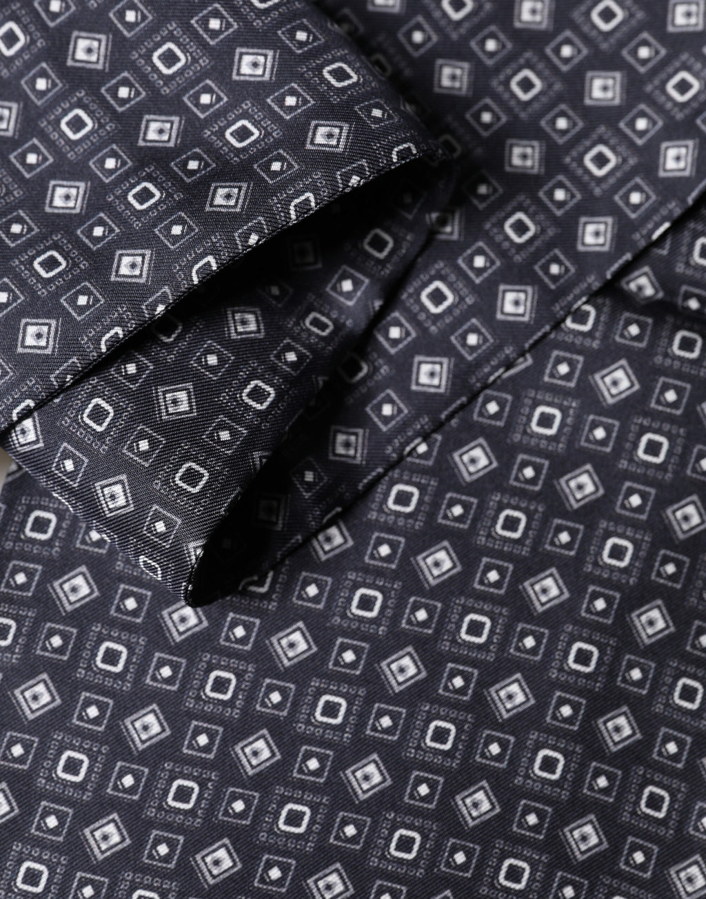 Dolce & Gabbana Sciarpa foulard avvolgente in seta nera con frange geometriche 136 cm X 15 cm