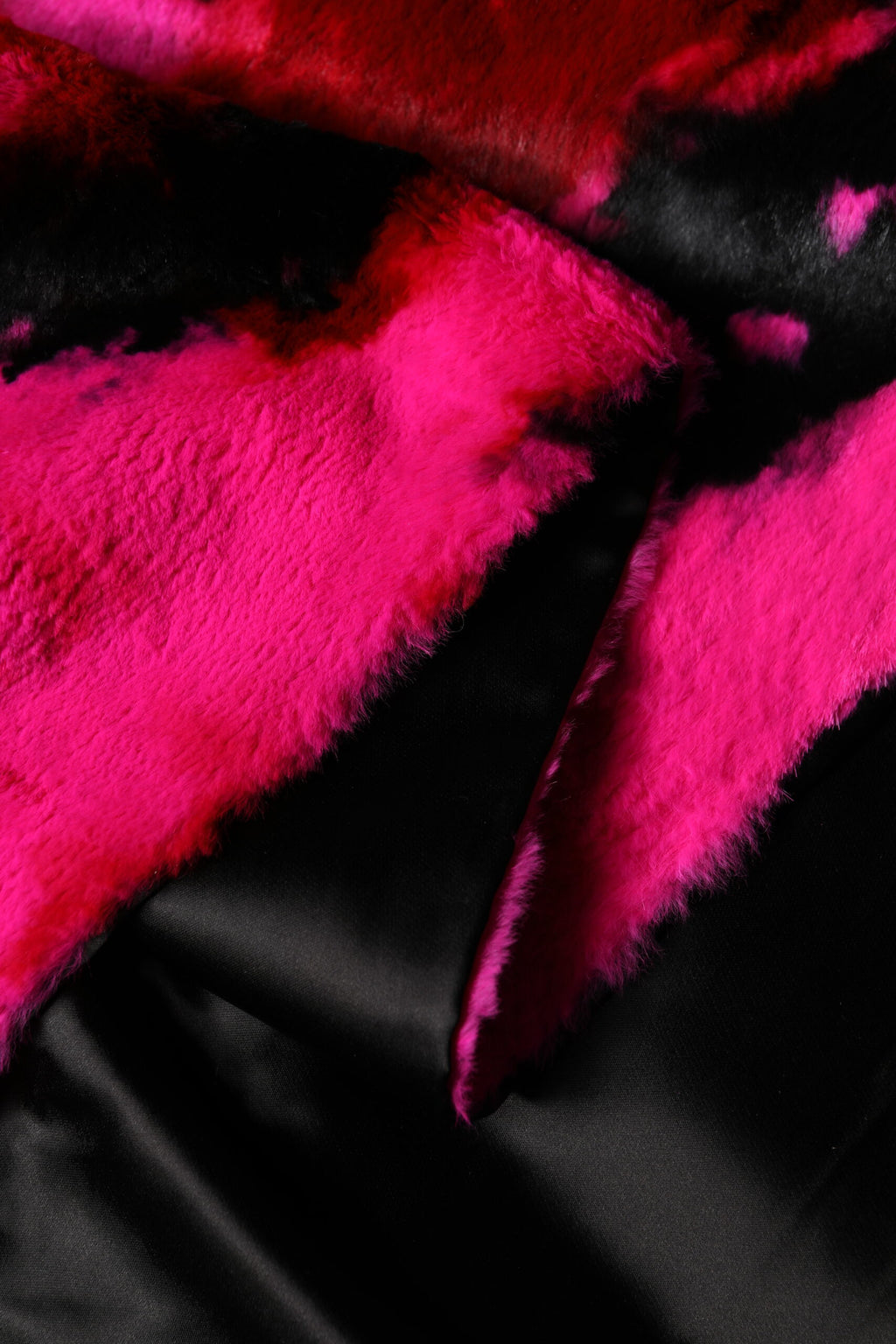 Sciarpa Avvolgente Dolce & Gabbana Rosa Nera in Pelliccia Sintetica con Frange 200 cm x 59 cm