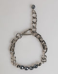 Bracciale Dolce & Gabbana con catena color argento, chiusura a moschettone, logo e perle grigie