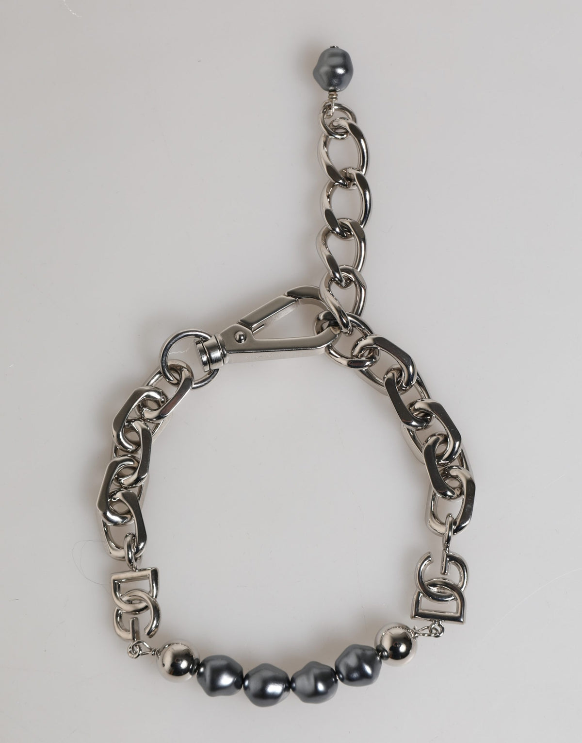 Bracciale Dolce & Gabbana con catena color argento, chiusura a moschettone, logo e perle grigie