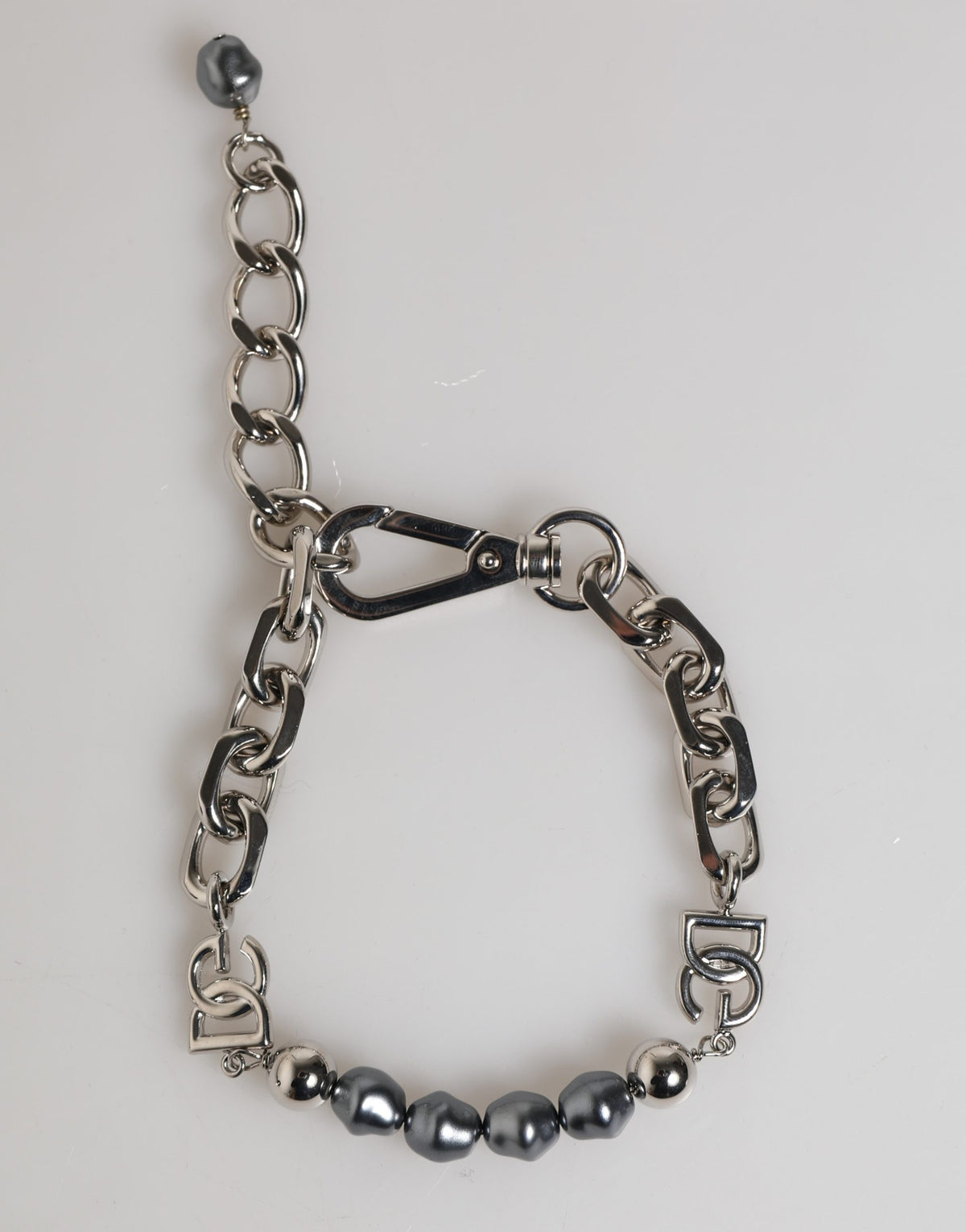 Bracciale Dolce & Gabbana con catena color argento, chiusura a moschettone, logo e perle grigie