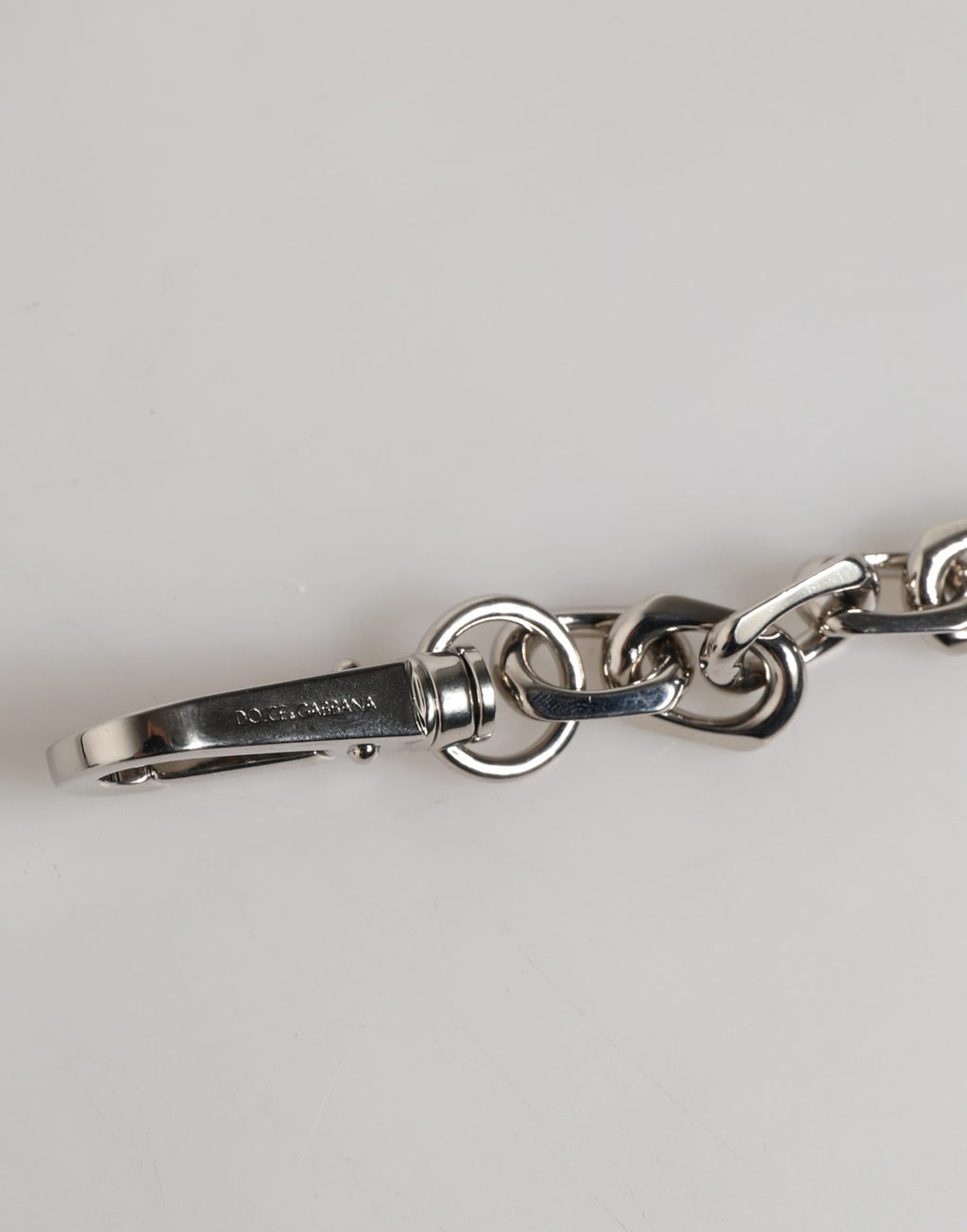Bracciale Dolce & Gabbana con catena color argento, chiusura a moschettone, logo e perle grigie