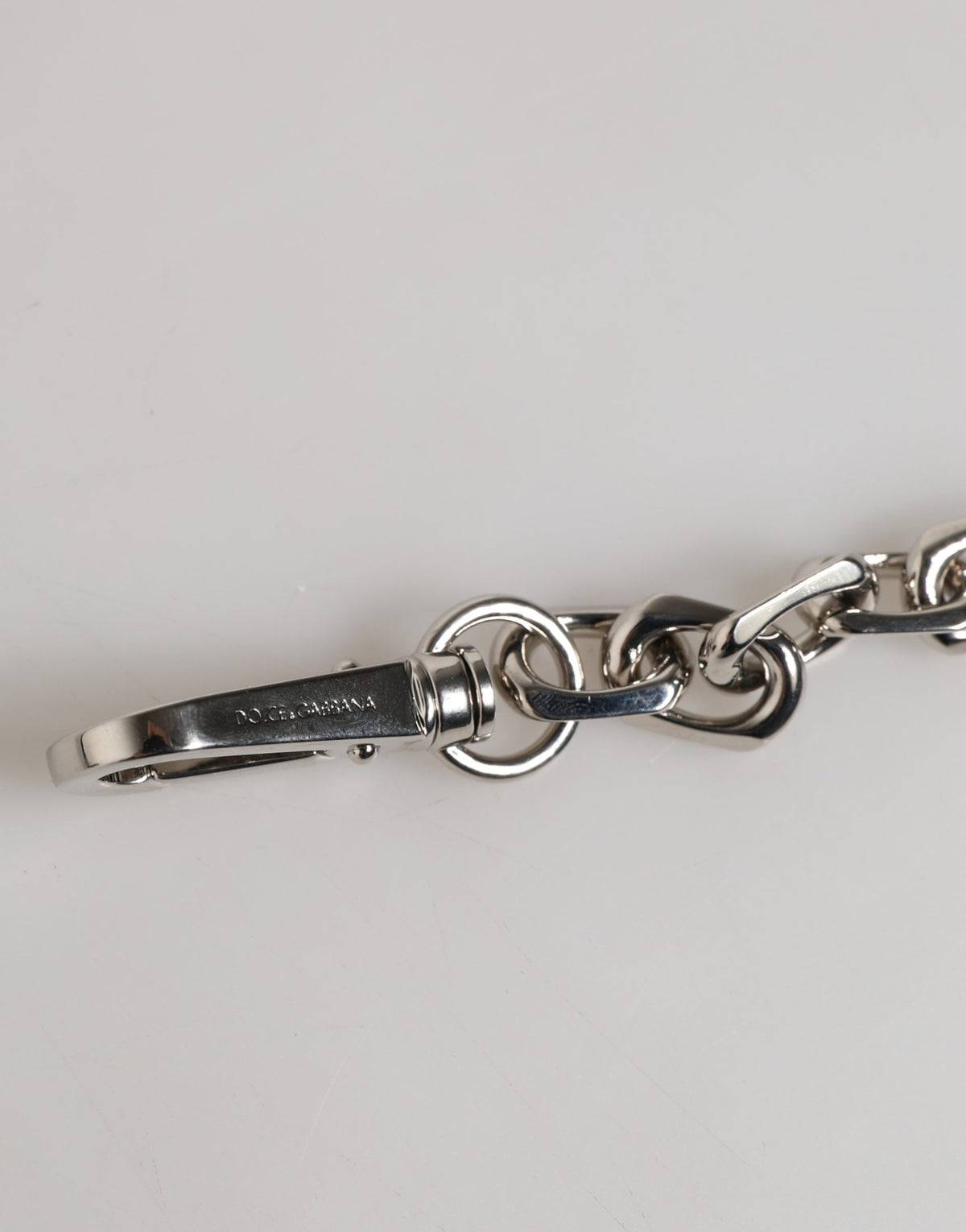 Bracciale Dolce & Gabbana con catena color argento, chiusura a moschettone, logo e perle grigie