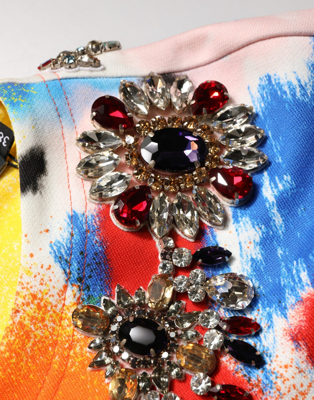Top crop in jersey Dolce & Gabbana con cristalli e stampa graffiti multicolor
