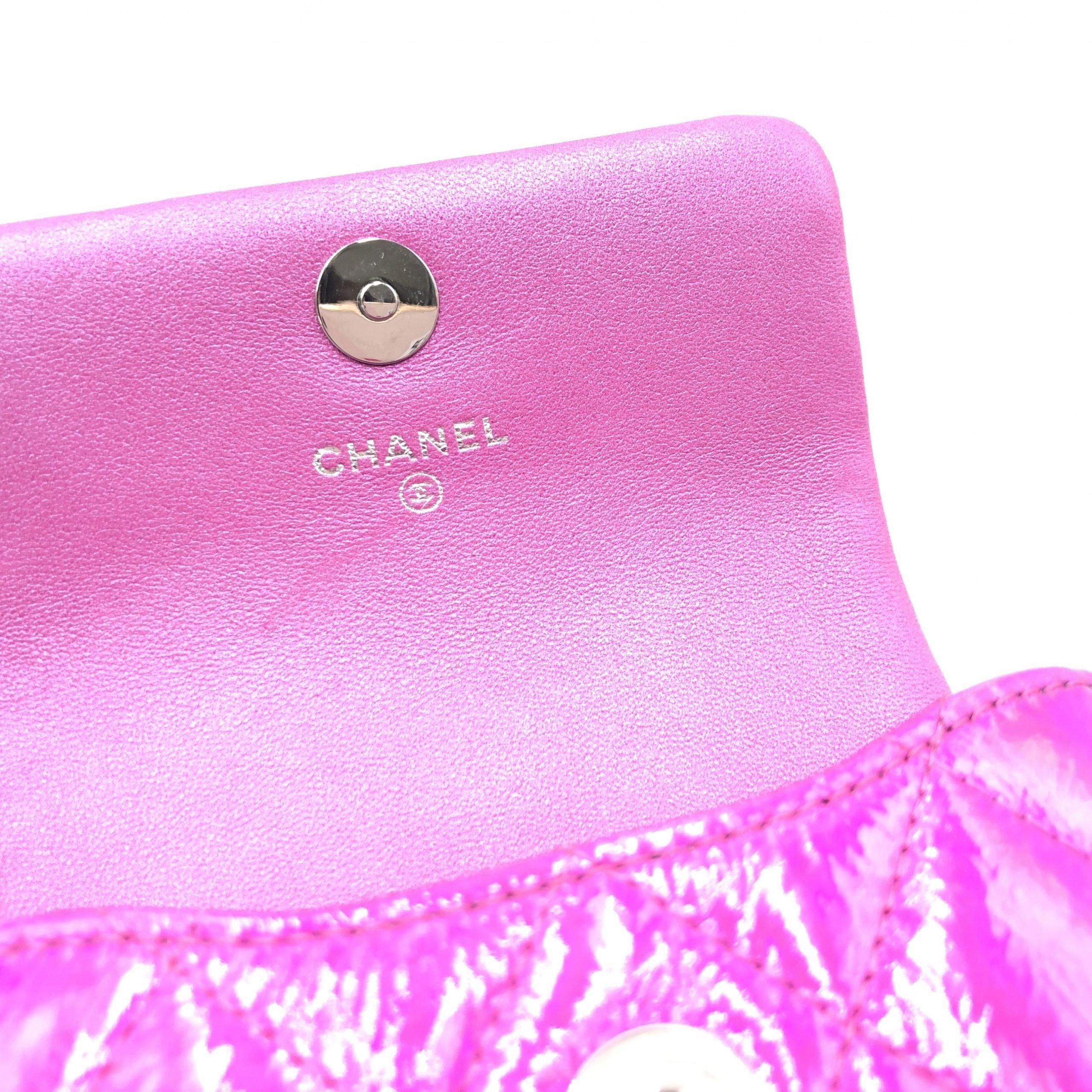 Pochette Chanel in pelle trapuntata rosa iridescente