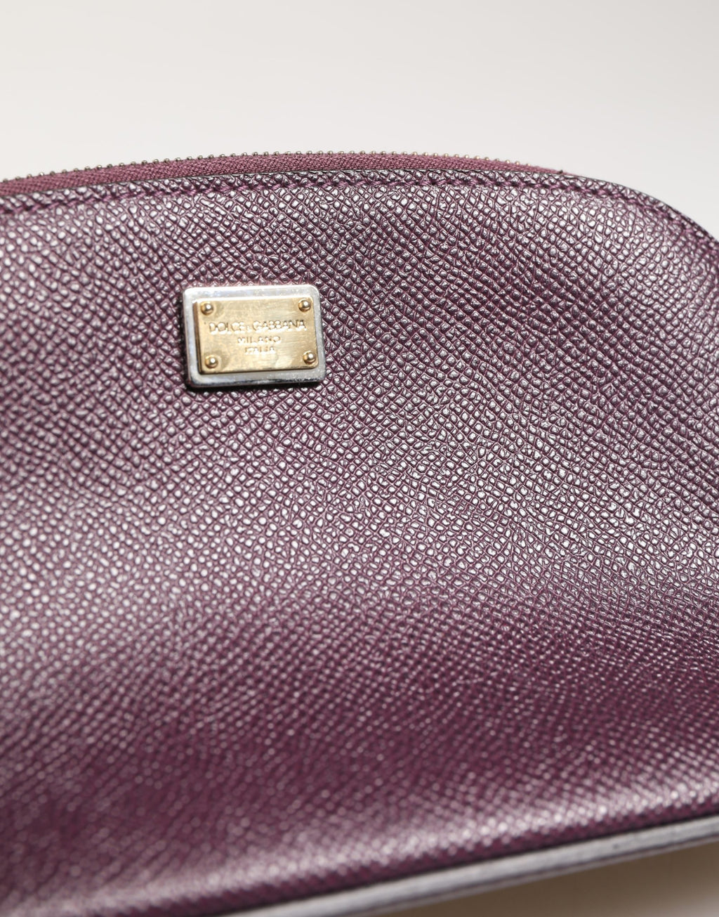 Portafoglio da polso Dolce & Gabbana in pelle viola scuro con logo DG e cerniera perimetrale