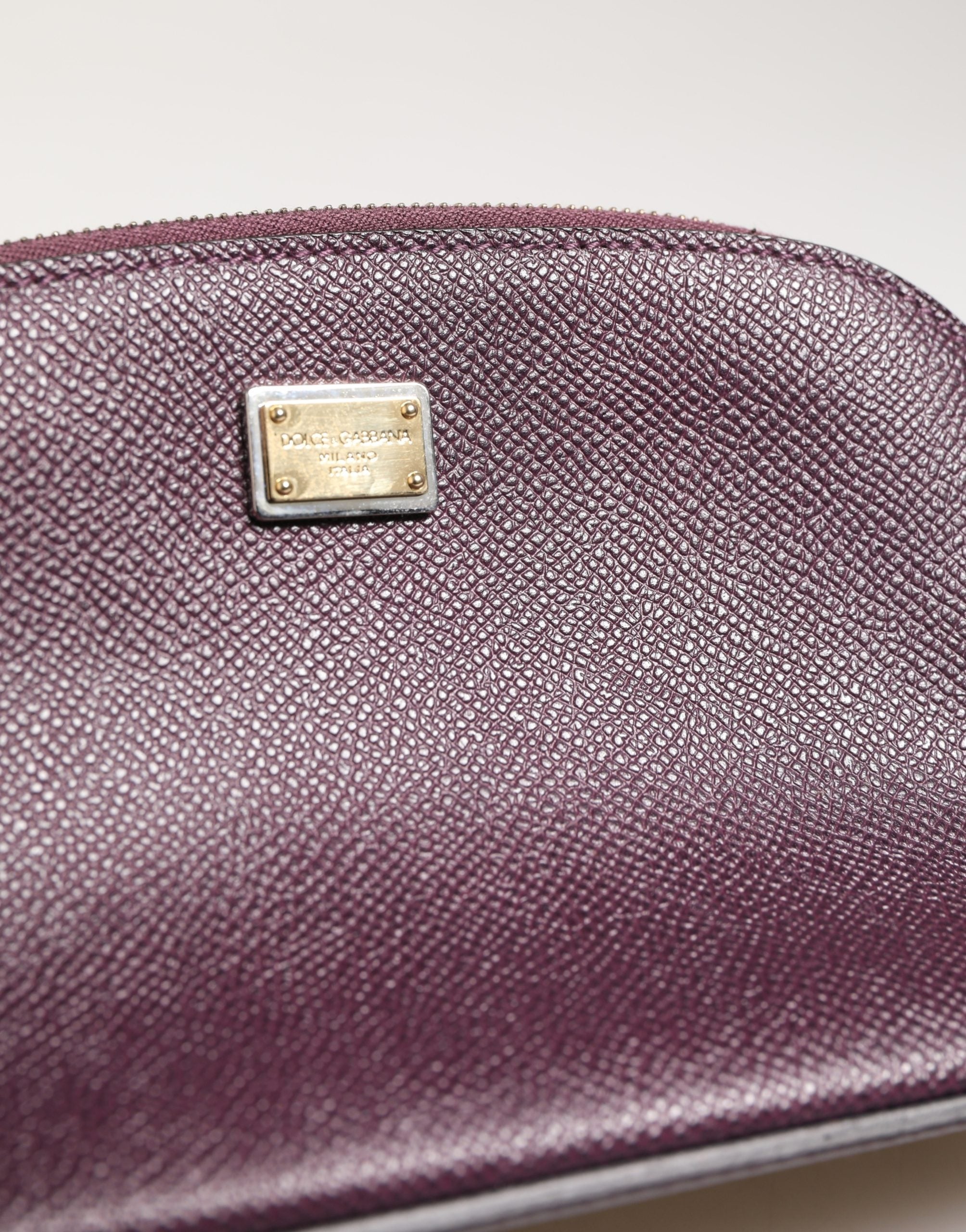 Portafoglio da polso Dolce & Gabbana in pelle viola scuro con logo DG e cerniera perimetrale