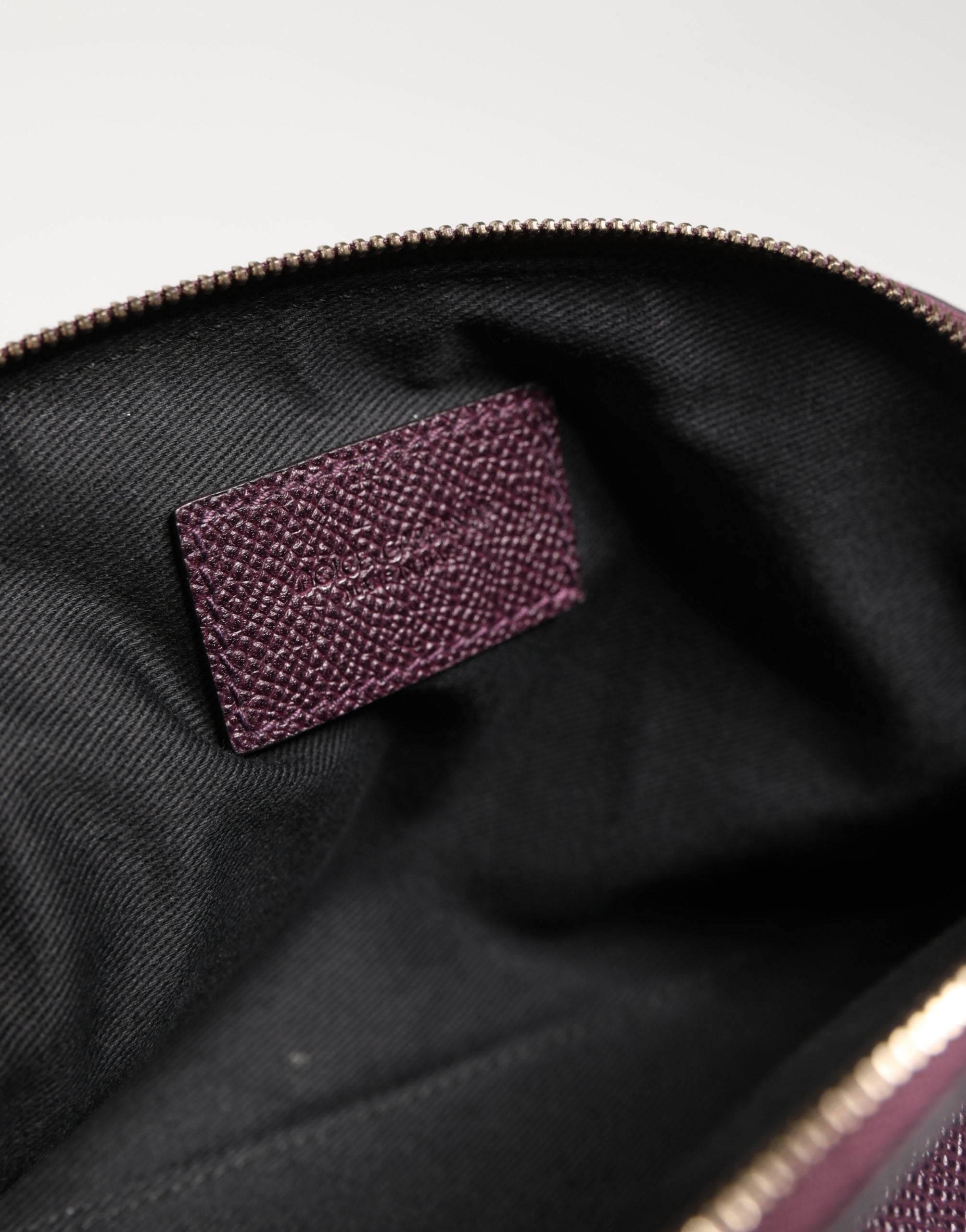 Portafoglio da polso Dolce & Gabbana in pelle viola scuro con logo DG e cerniera perimetrale