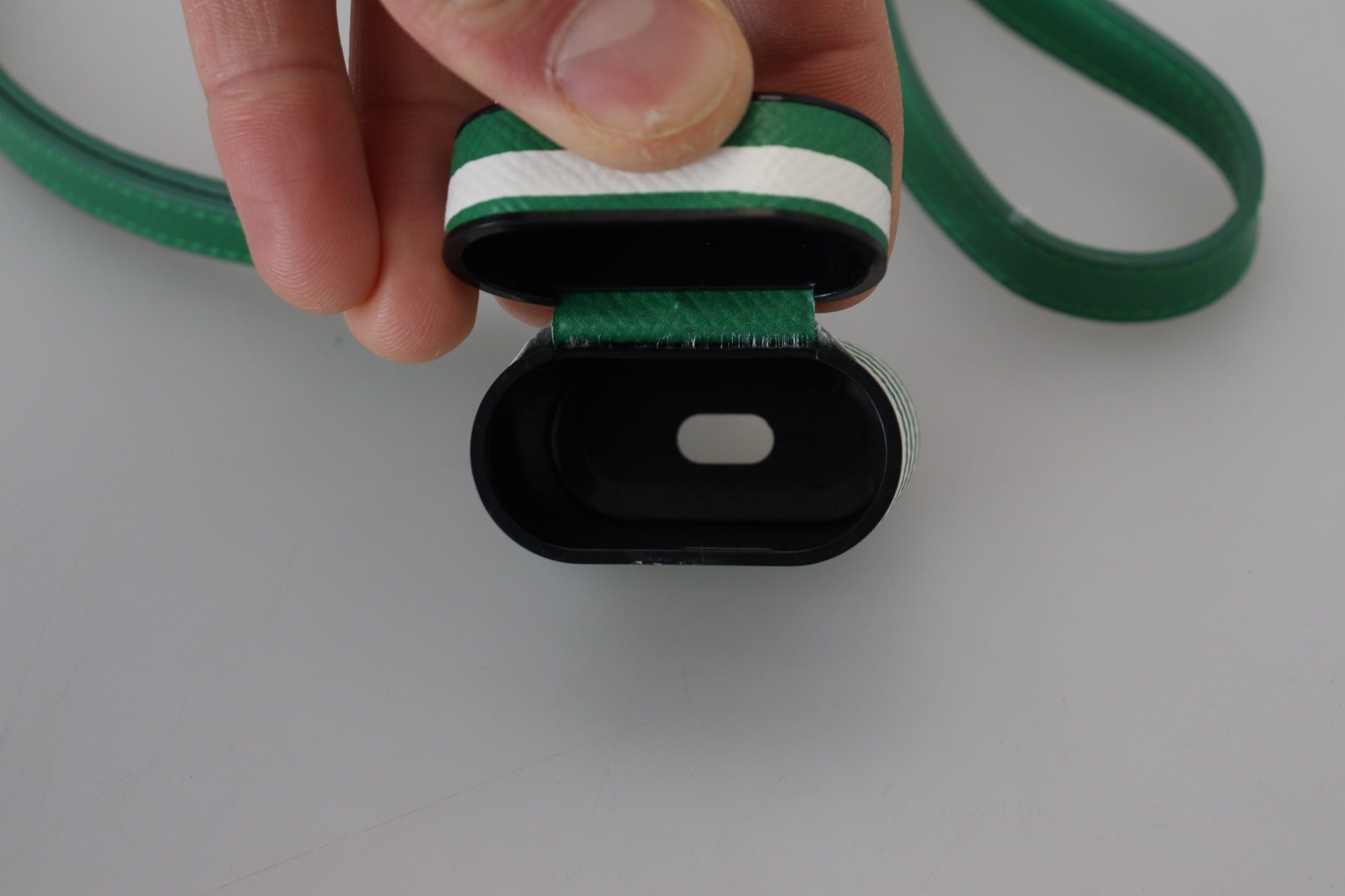 Custodia per Airpods Dolce & Gabbana in Pelle Verde con Logo in Metallo Dorato