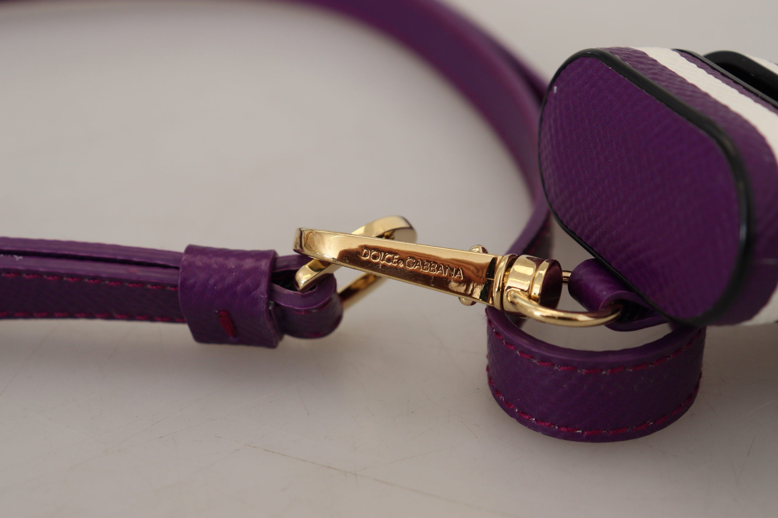 Custodia per Airpods Dolce & Gabbana in Pelle Viola con Logo in Metallo Dorato