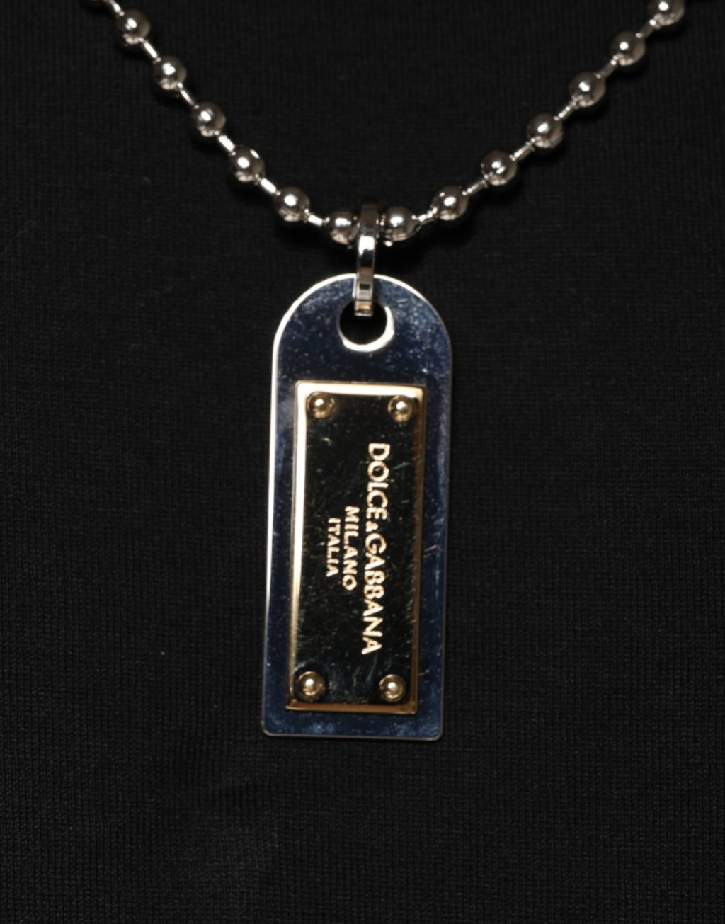 T-shirt Dolce & Gabbana nera in cotone con collana decorativa