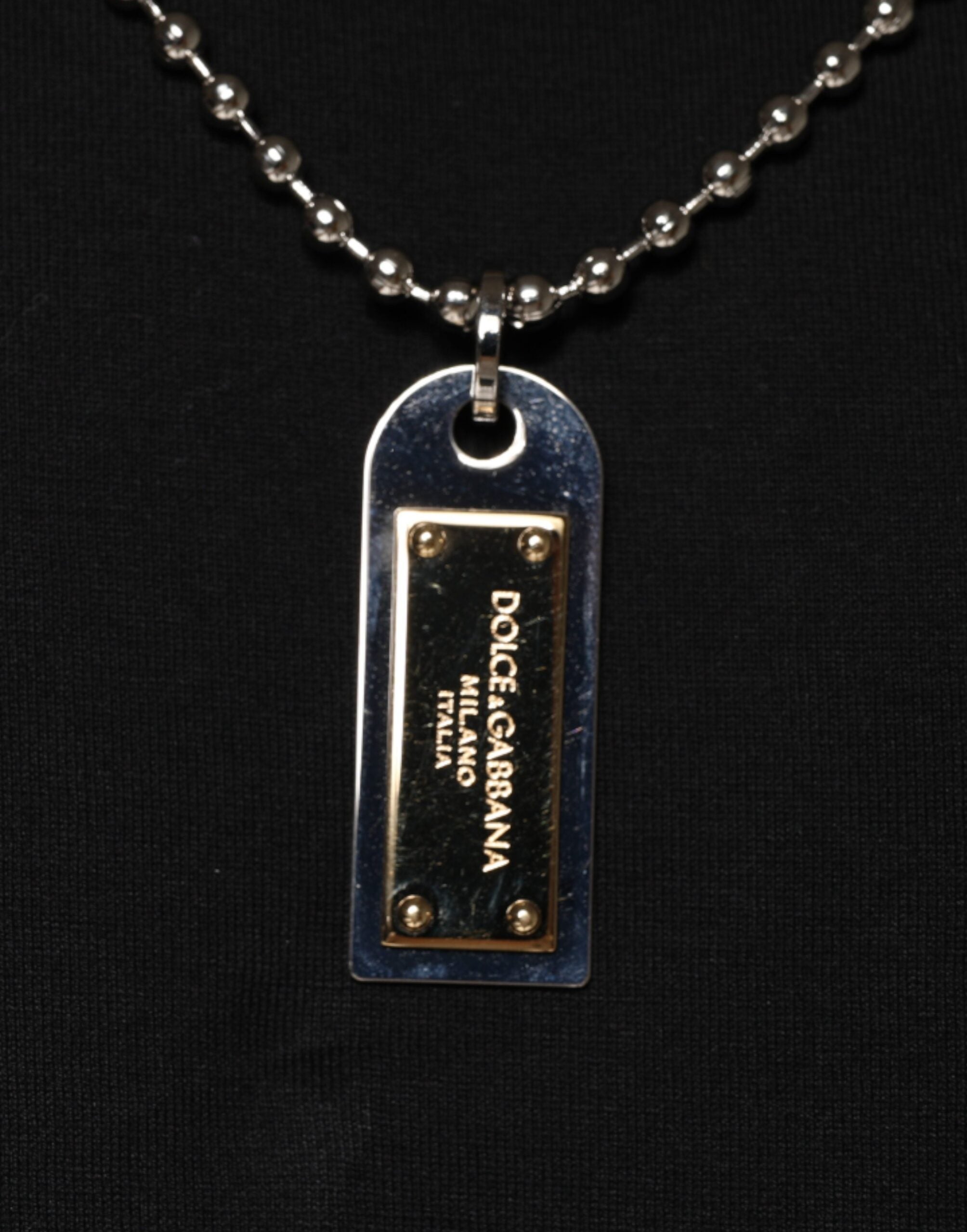T-shirt Dolce & Gabbana nera in cotone con collana decorativa