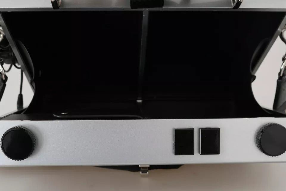 Borsa Dolce & Gabbana in legno fatta a mano in edizione limitata, modello radio retrò boombox, colore argento