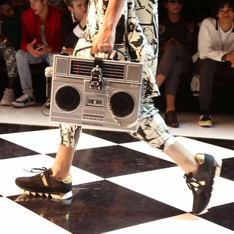 Borsa Dolce & Gabbana in legno fatta a mano in edizione limitata, modello radio retrò boombox, colore argento