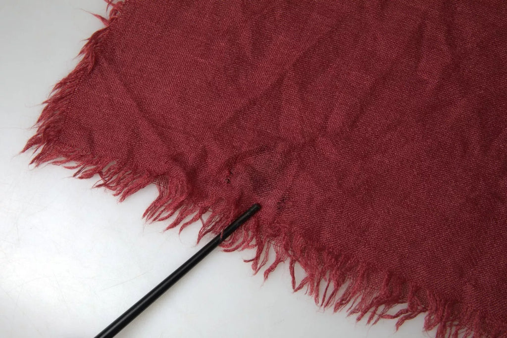 Sciarpa/Stola in cashmere bordeaux di Dolce & Gabbana con frange