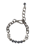 Bracciale Dolce & Gabbana con catena color argento, chiusura a moschettone, logo e perle grigie