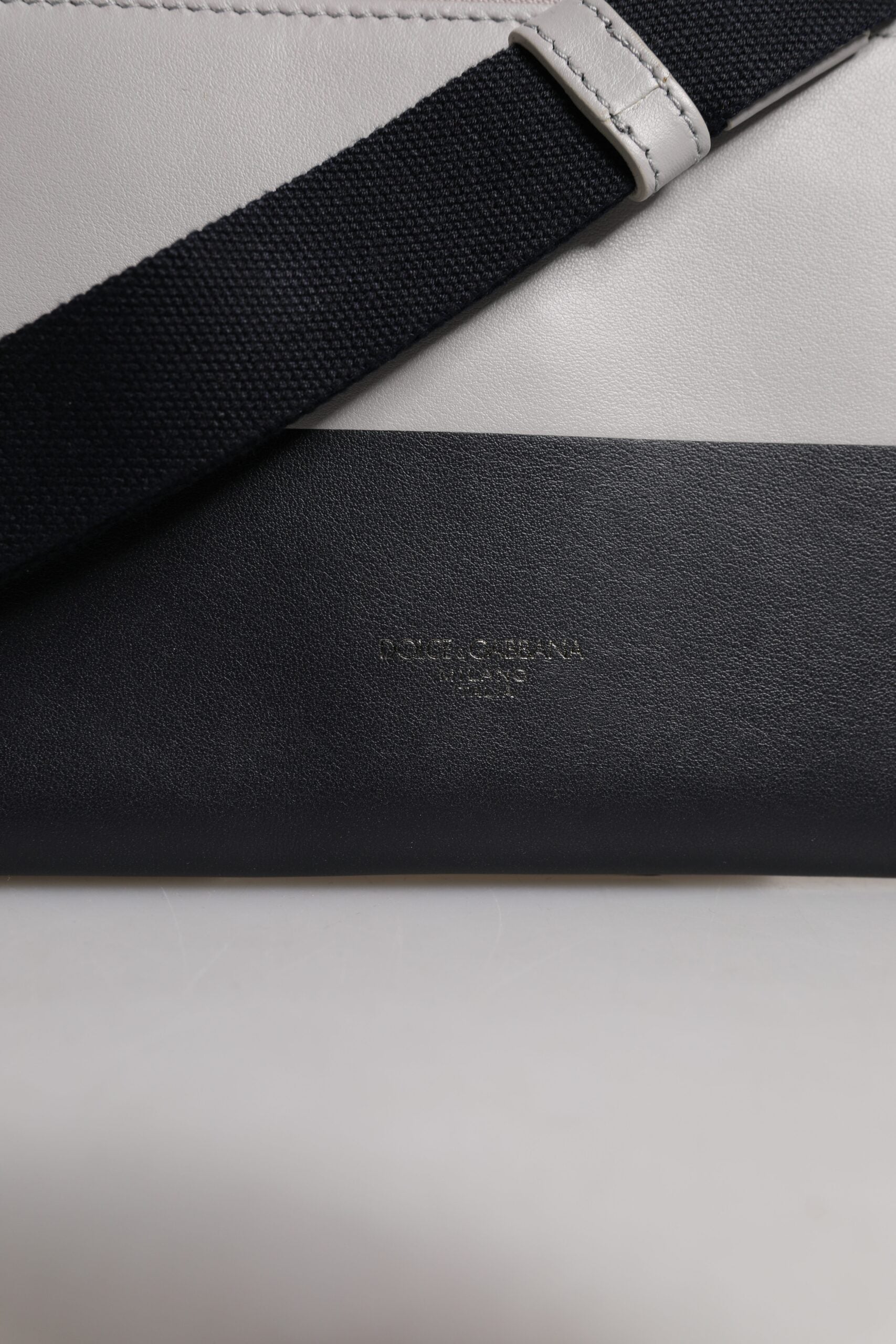 Dolce & Gabbana Borsa a Tracolla Nera Bianca in Pelle con Logo Goffrato