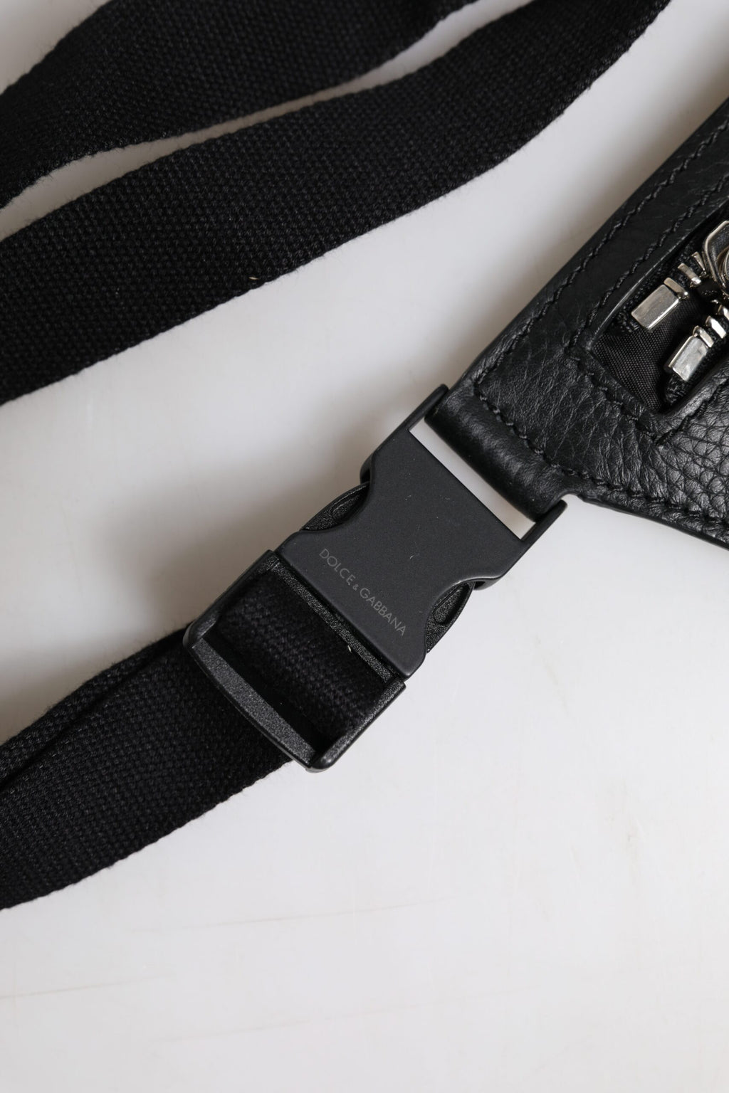 Marsupio da uomo Dolce & Gabbana in pelle di vitello nera con placca logo e cintura in vita
