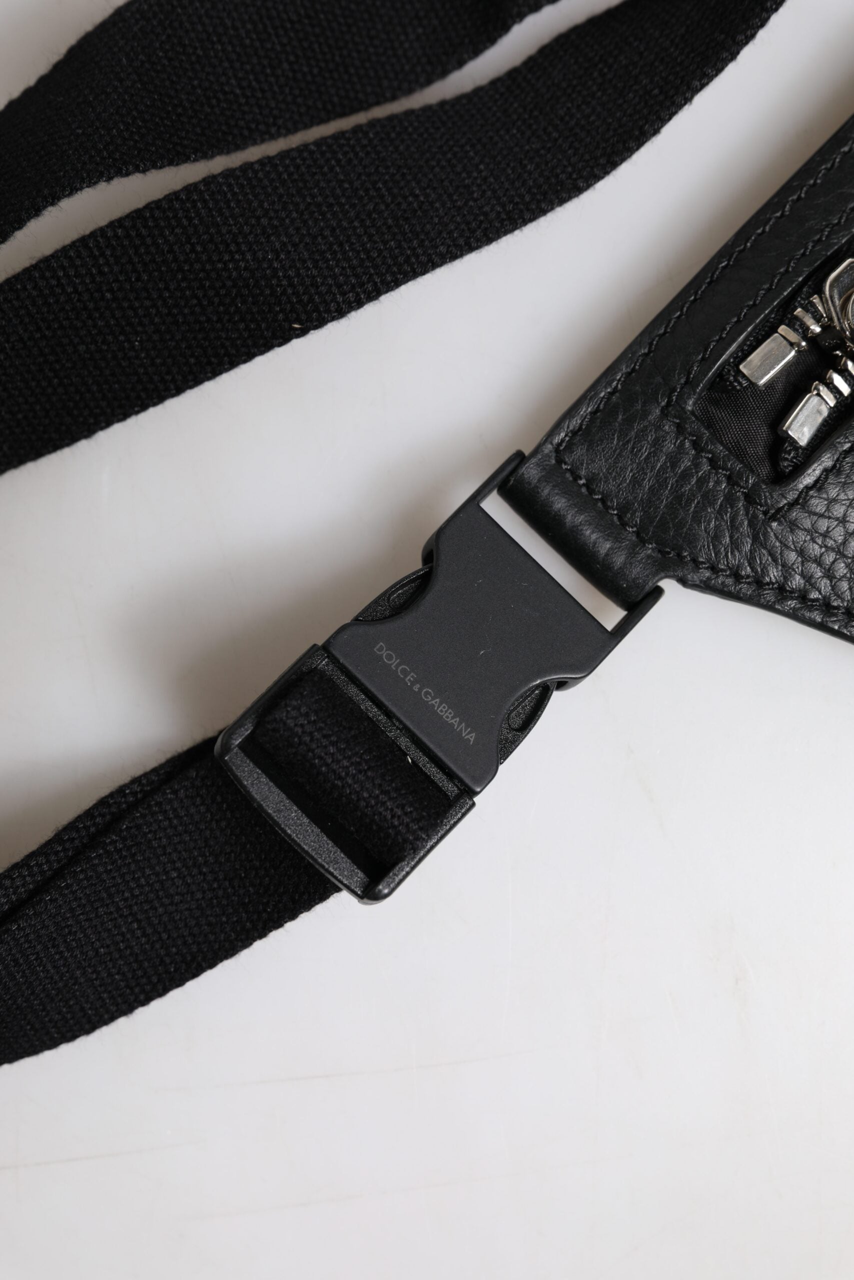 Marsupio da uomo Dolce & Gabbana in pelle di vitello nera con placca logo e cintura in vita