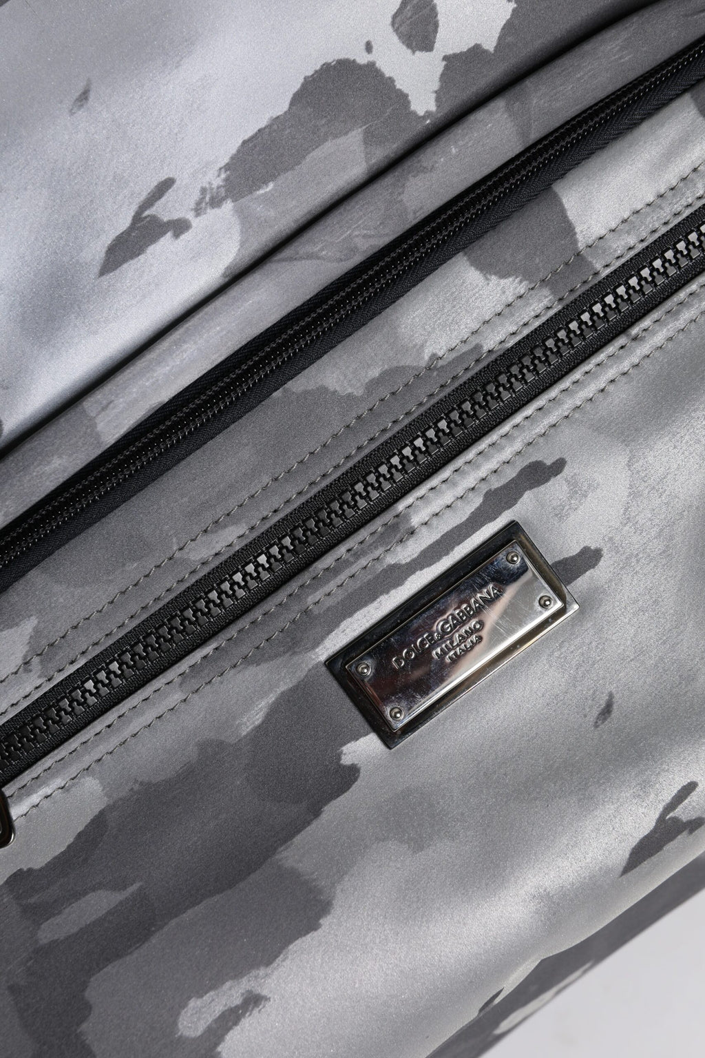 Borsa Dolce & Gabbana con tracolla mimetica nera e placca logo