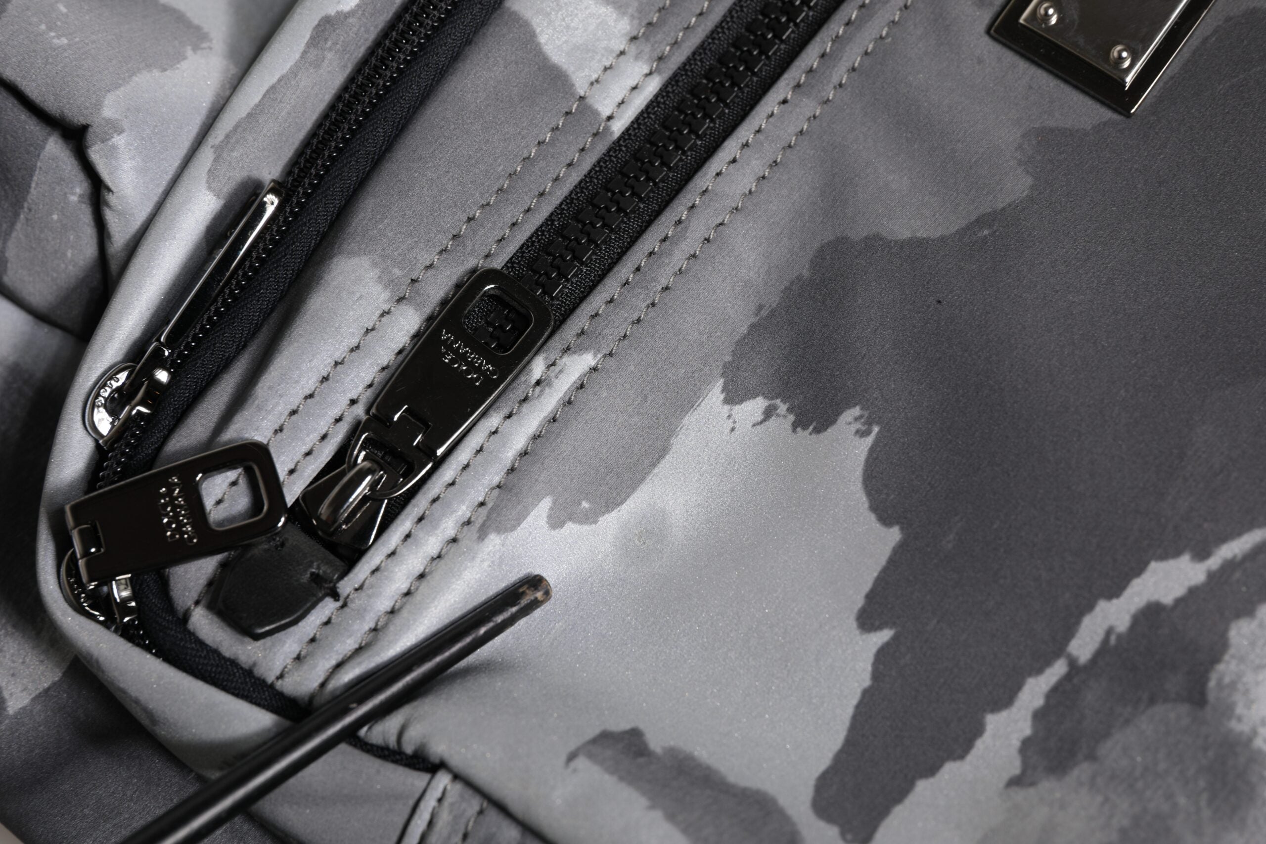 Borsa Dolce & Gabbana con tracolla mimetica nera e placca logo