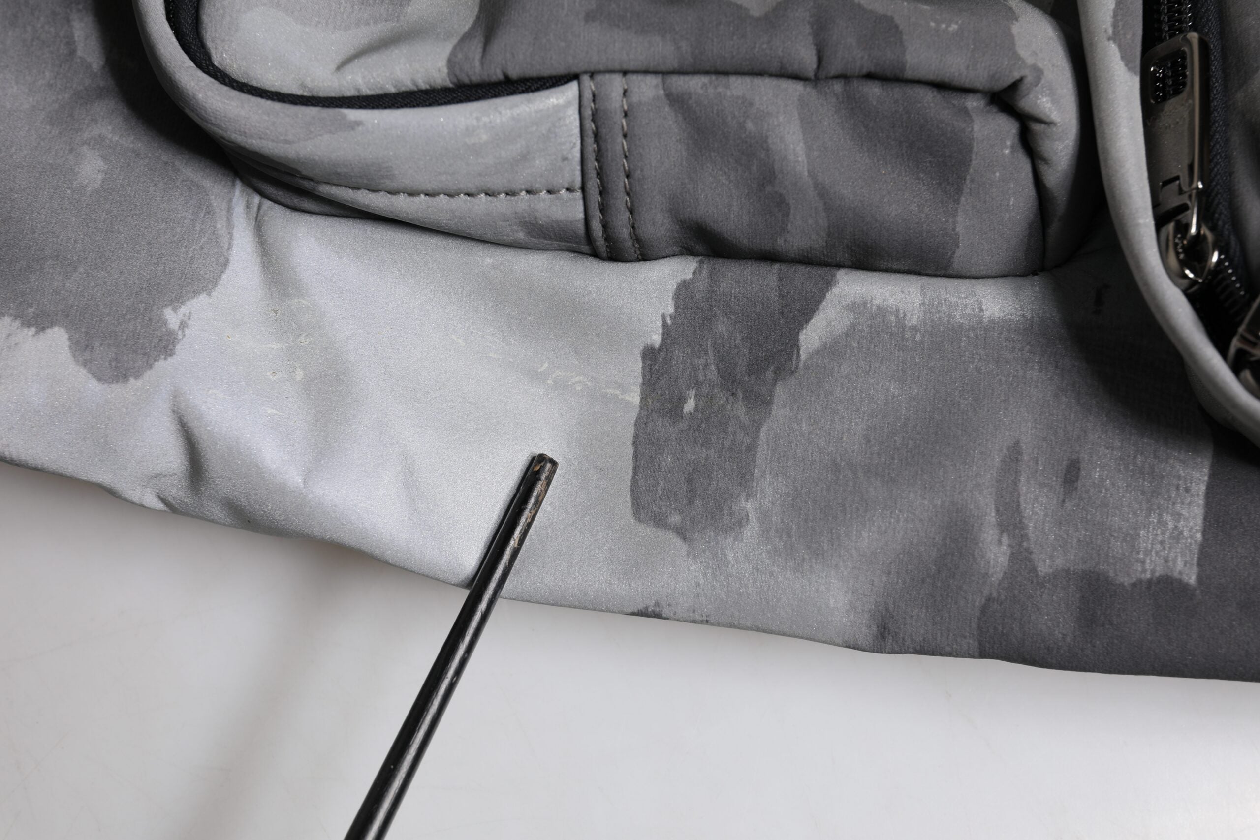 Borsa Dolce & Gabbana con tracolla mimetica nera e placca logo