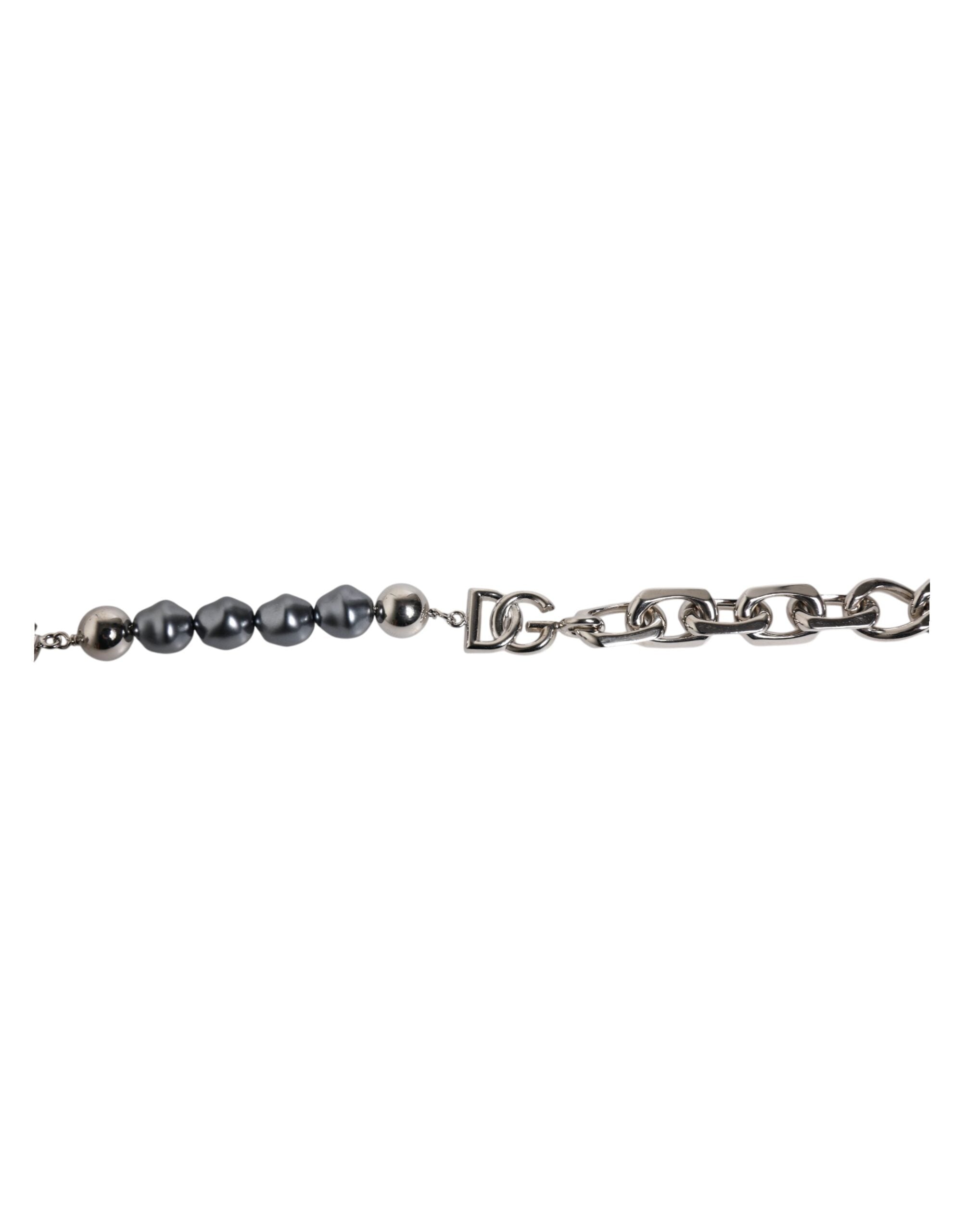 Bracciale Dolce & Gabbana con catena color argento, chiusura a moschettone, logo e perle grigie
