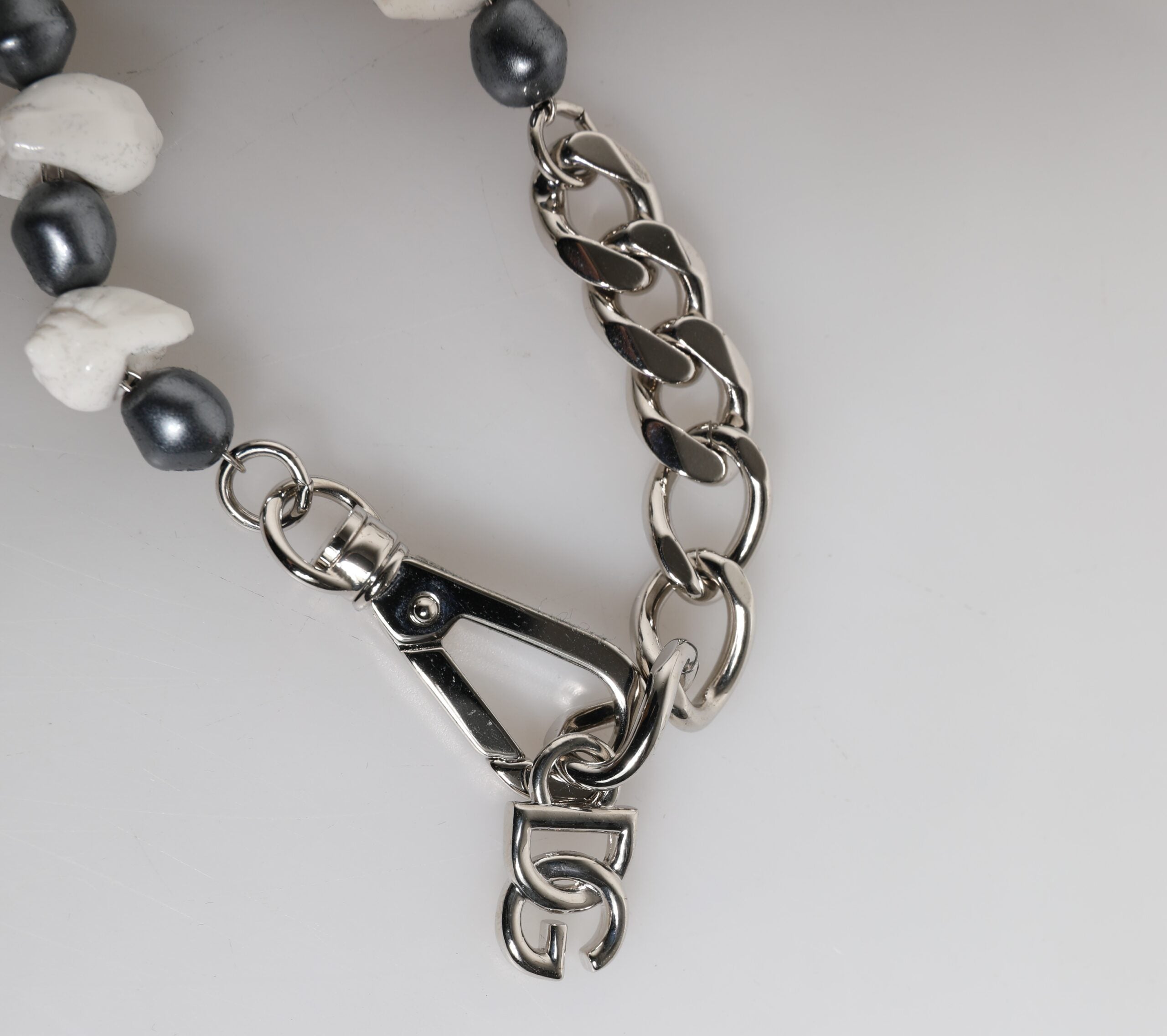 Bracciale Dolce & Gabbana con Pendente a Conchiglia e Logo DG in Ottone Tonalità Argento e Perline