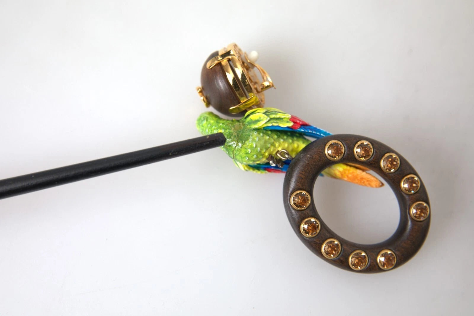 Orecchini Dolce & Gabbana multicolore con pappagallo in legno, ottone e cristalli