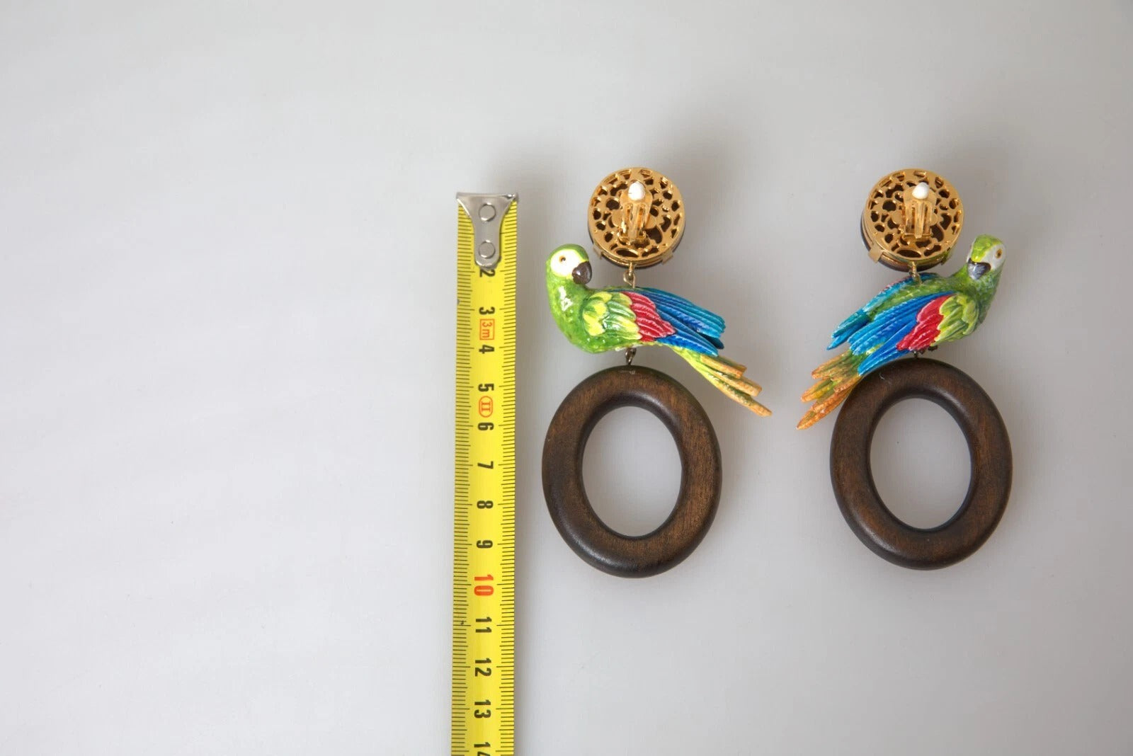 Orecchini Dolce & Gabbana multicolore con pappagallo in legno, ottone e cristalli