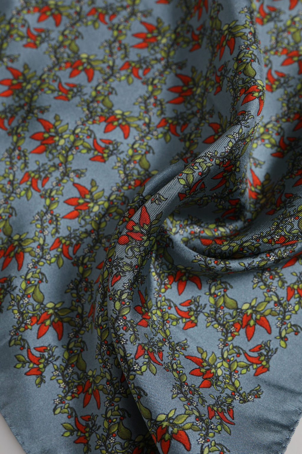 Foulard Sciarpa da Uomo Quadrata in Seta con Peperoncini Grigi Dolce & Gabbana