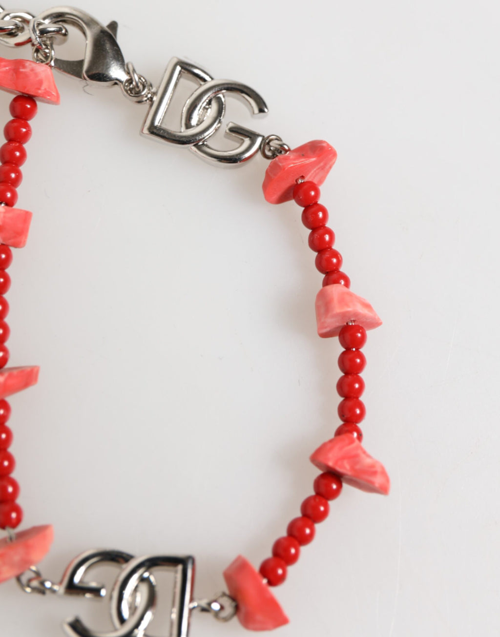 Bracciale da uomo Dolce & Gabbana a catena con perline in resina e logo DG in ottone color argento