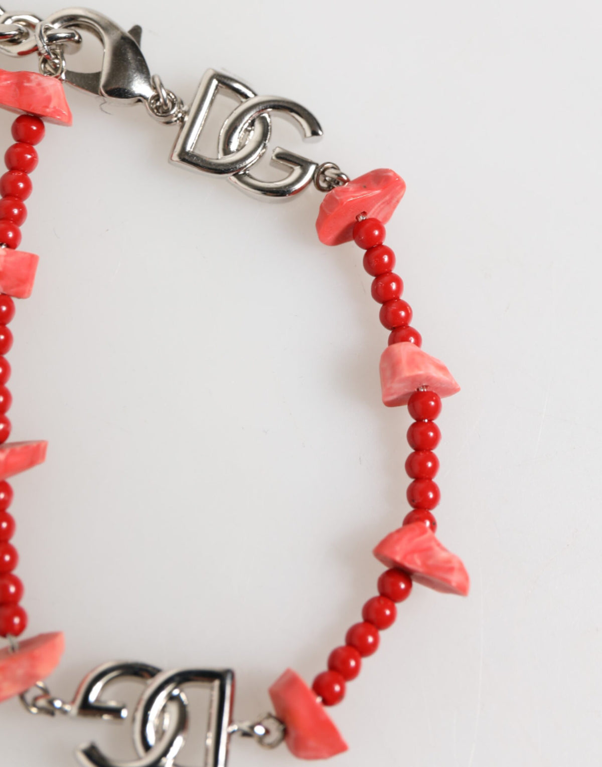 Bracciale da uomo Dolce & Gabbana a catena con perline in resina e logo DG in ottone color argento
