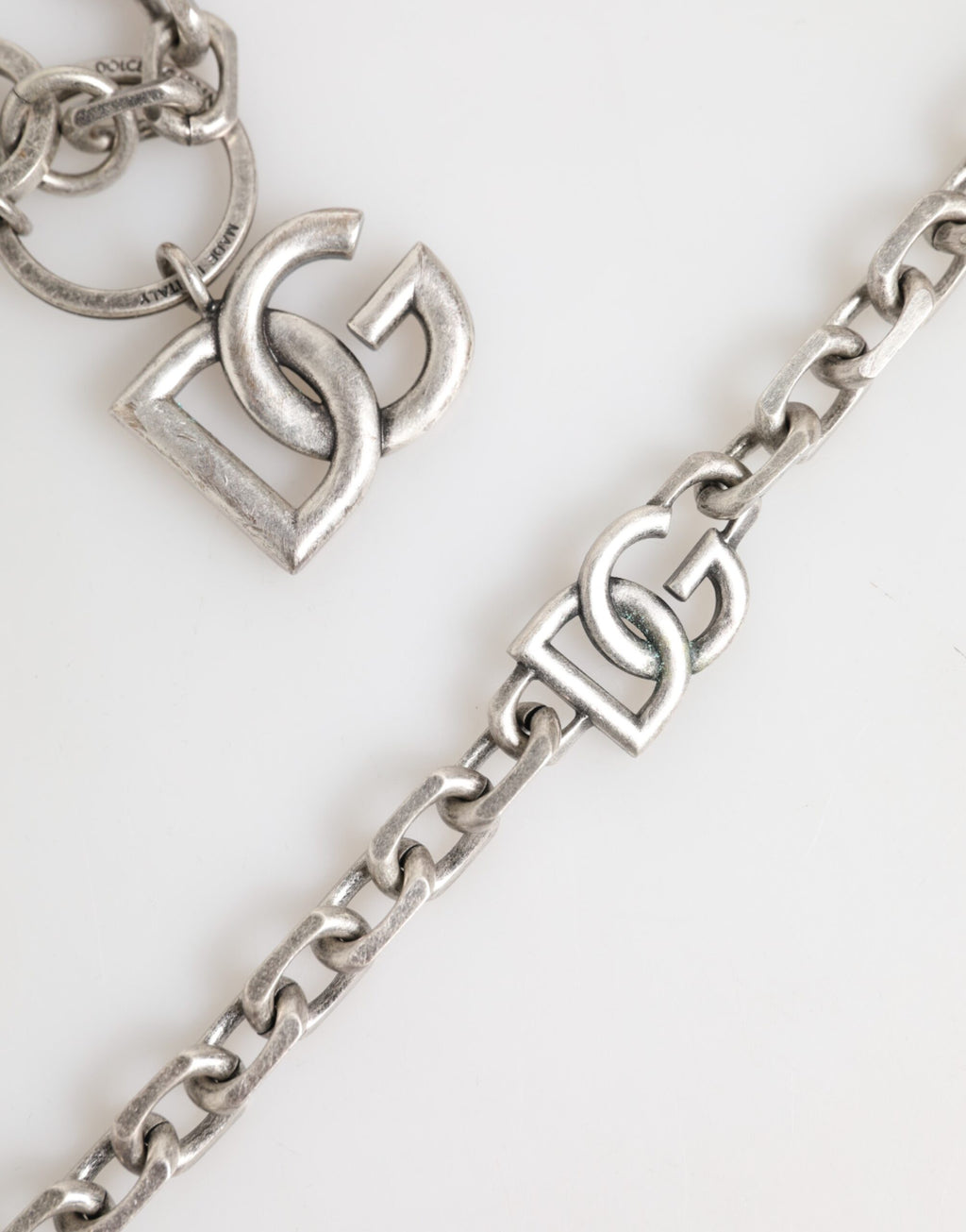 Collana da uomo Dolce & Gabbana a catena con logo DG in ottone argentato