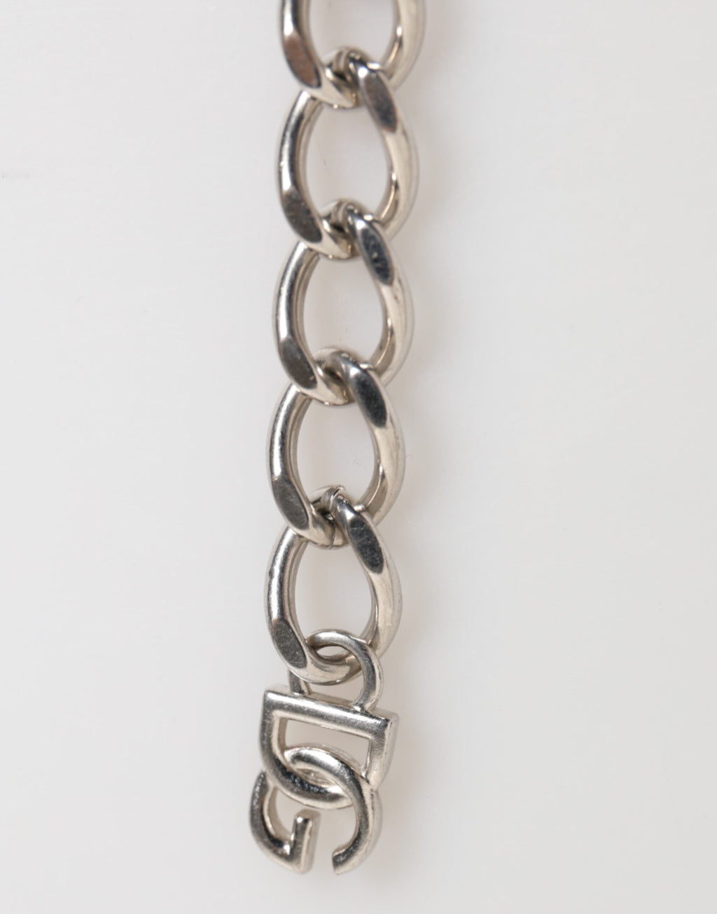 Dolce & Gabbana Bracciale con catena in ottone color argento, chiusura a moschettone e logo DG