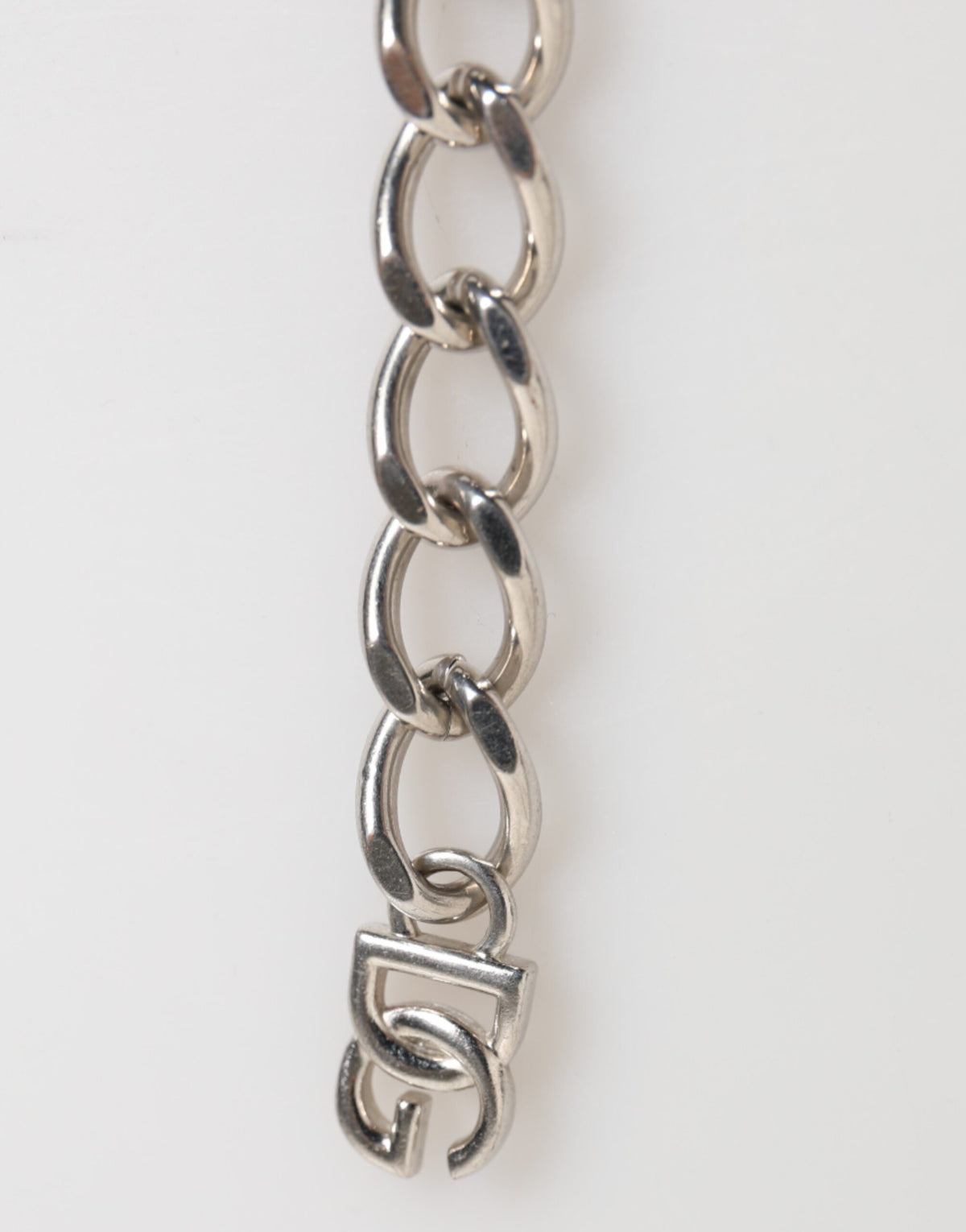 Dolce & Gabbana Bracciale con catena in ottone color argento, chiusura a moschettone e logo DG