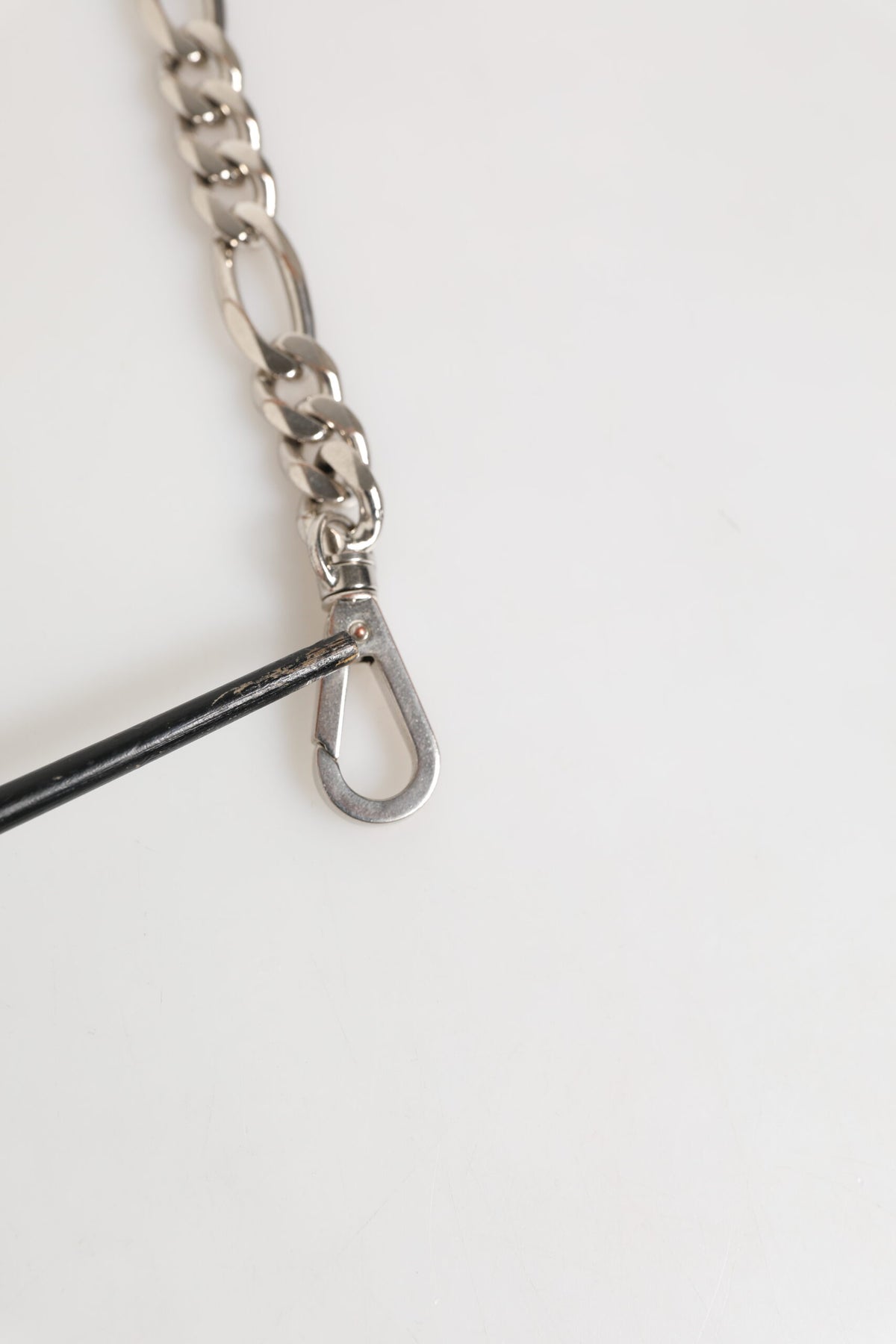 Dolce & Gabbana Bracciale con catena in ottone color argento, chiusura a moschettone e logo DG