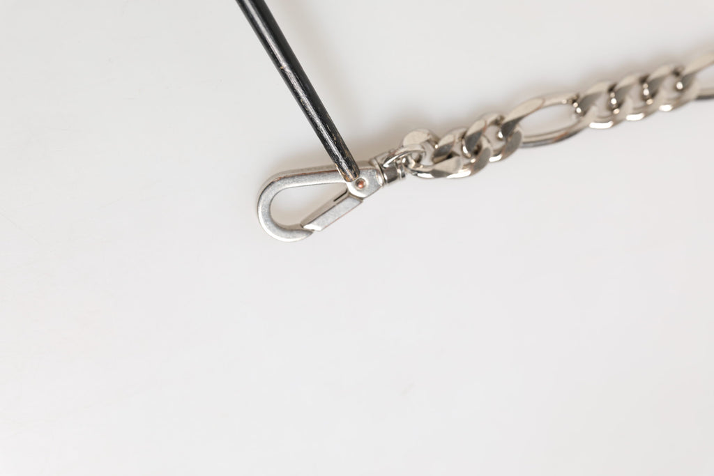 Dolce & Gabbana Bracciale con catena in ottone color argento, chiusura a moschettone e logo DG