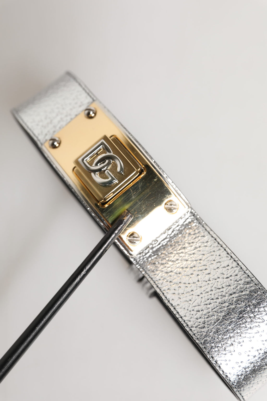 Dolce & Gabbana Fascia da Collo in Pelle Testurizzata Argento con Metallo Color Oro